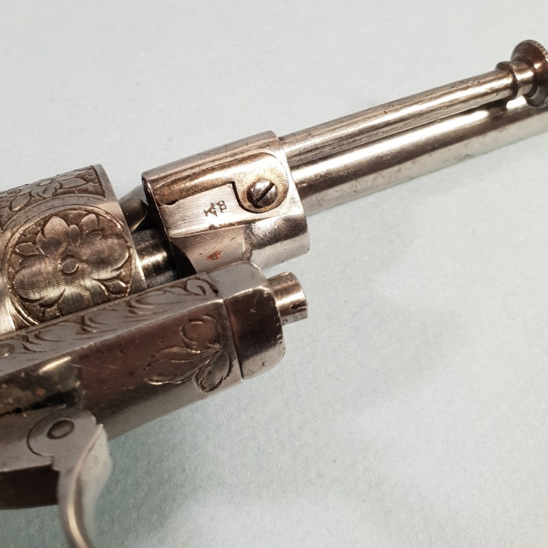 TRES BEAU REVOLVER DE CALIBRE 7 mm A BROCHE CATEGORIE D DE TYPE LEFAUCHEUX FABRICATION LIEGE VERS 1860 - 1880